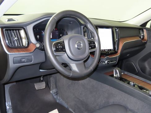 Used 2024 Volvo XC60 B5 Plus image 32