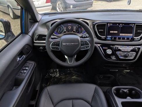 New 2026 Chrysler Pacifica Select FWD image 18