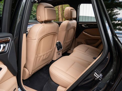 Certified 2025 Porsche Macan AWD/4WD image 33