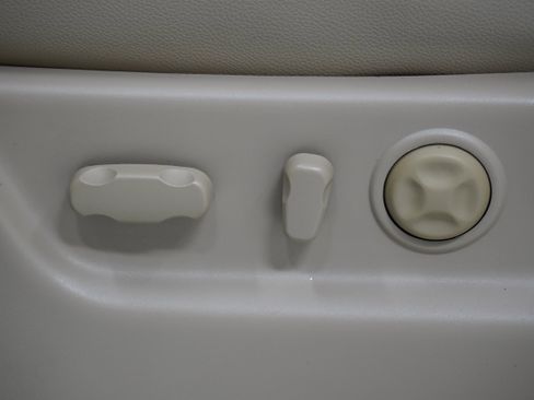 Used 2013 Chevrolet Avalanche LTZ image 14