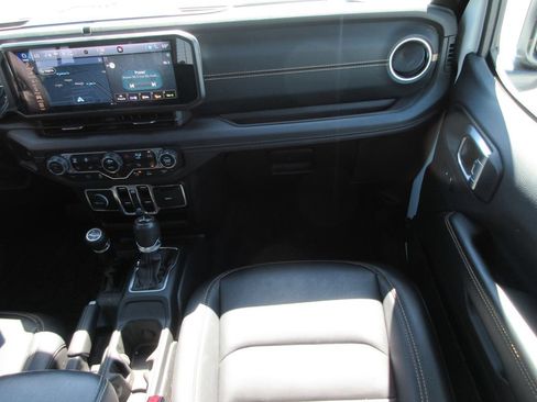 Used 2024 Jeep Wrangler Unlimited Sahara w/ Technology Group AWD/4WD image 18