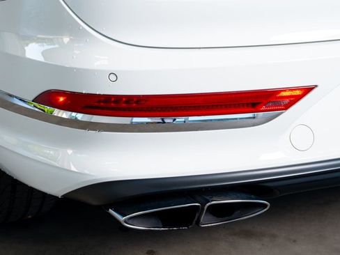 Used 2021 Bentley Bentayga Plug-In Hybrid image 25