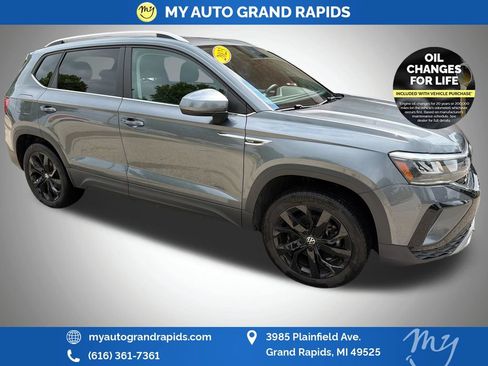 Used 2023 Volkswagen Taos SE w/ Panoramic Sunroof Package AWD/4WD image 1