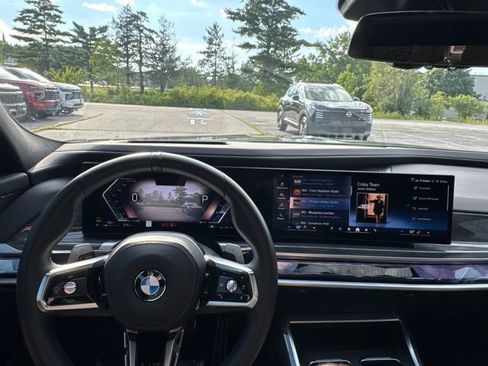 Used 2025 BMW 740i xDrive AWD/4WD image 95