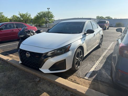 Used 2023 Nissan Altima 2.5 SR w/ SR Premium Package image 4