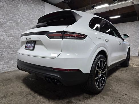 Used 2022 Porsche Cayenne Platinum Edition image 38