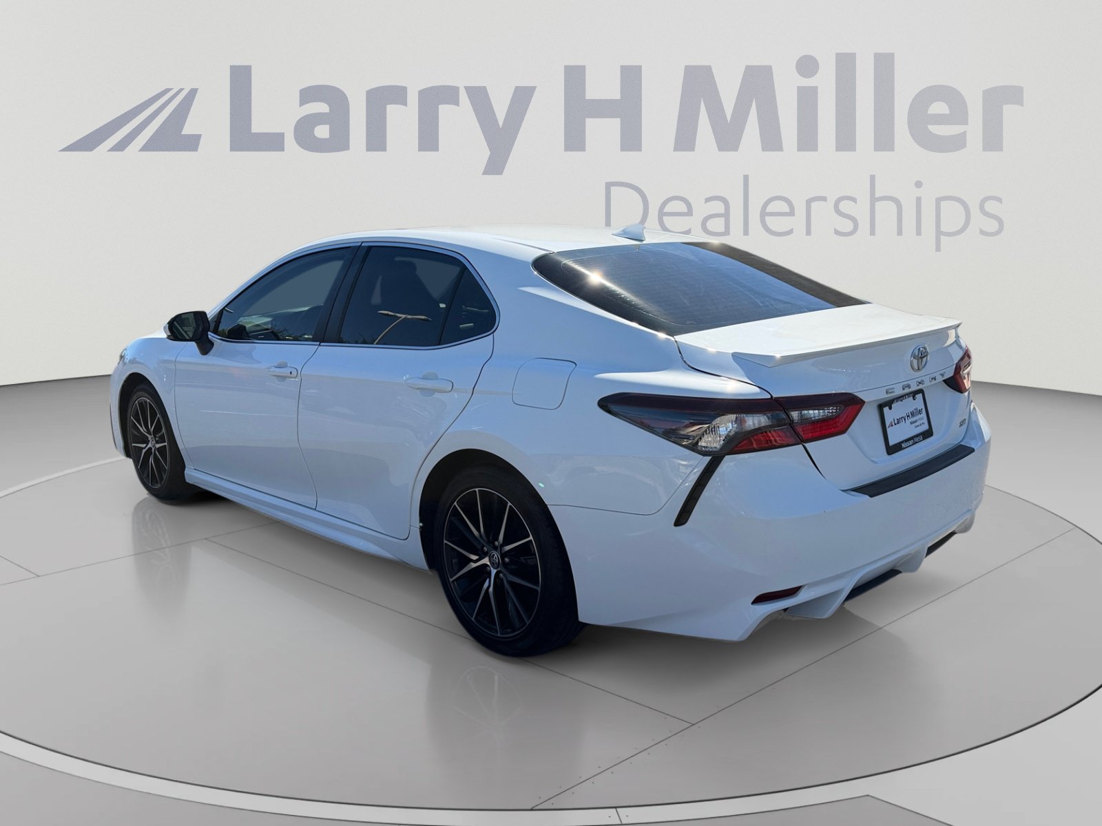 Used 2021 Toyota Camry SE w/ Convenience Package FWD image 3