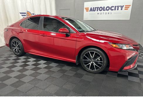 Used 2021 Toyota Camry SE w/ Cold Weather Package image 2