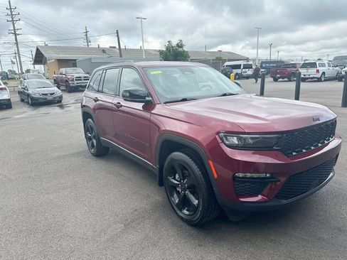 Used 2023 Jeep Grand Cherokee Limited w/ Black Appearance Package AWD/4WD image 11