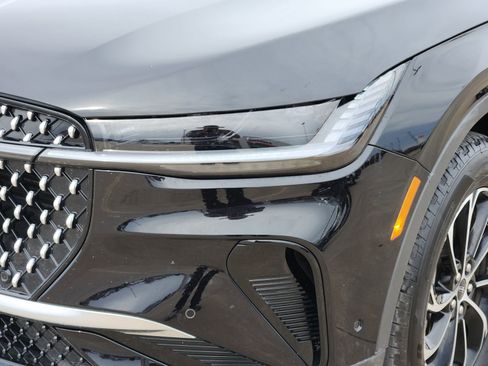 Used 2024 Lincoln Nautilus Premier image 11