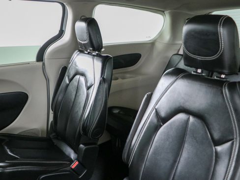 Used 2024 Chrysler Pacifica Touring-L FWD image 24