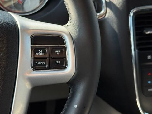 Certified 2016 Chrysler Town & Country Touring FWD image 19