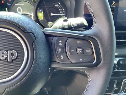 Used 2025 Jeep Wrangler Unlimited Rubicon 4xe w/ Convenience Group AWD/4WD image 12