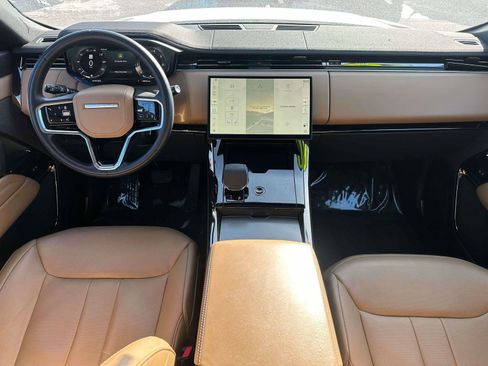 Used 2025 Land Rover Range Rover Sport SE image 12