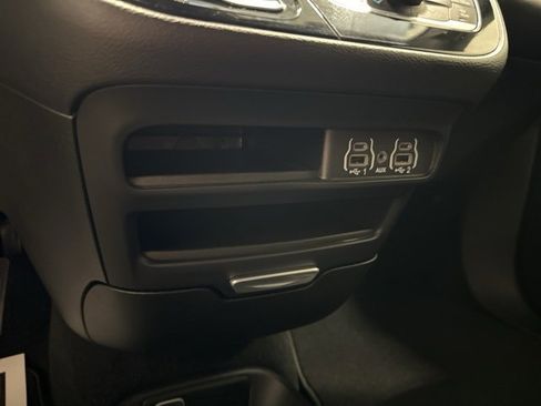 Used 2025 Chrysler Pacifica Select image 29