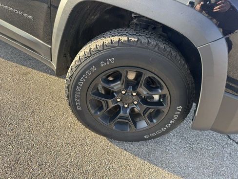 Used 2022 Jeep Cherokee Trailhawk w/ Comfort/Convenience Group image 38