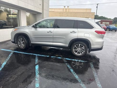Used 2019 Toyota Highlander XLE AWD/4WD image 6
