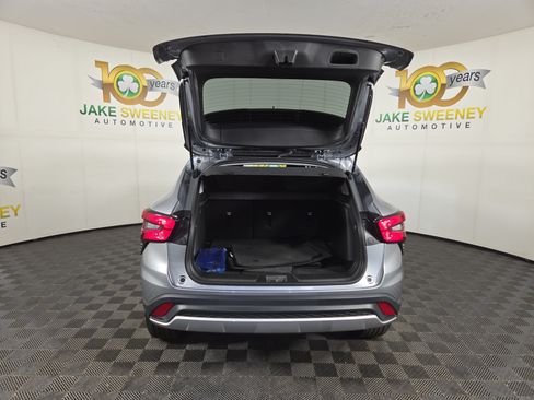 Used 2024 Chevrolet Trax LT w/ LT Convenience Package FWD image 32