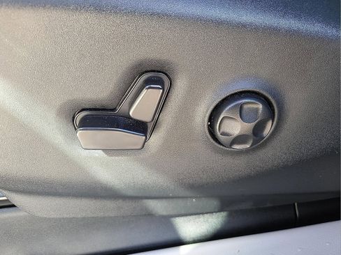 Used 2024 Chrysler Pacifica Limited image 16