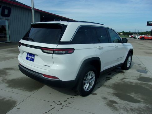 Used 2023 Jeep Grand Cherokee Laredo w/ Luxury Tech Group I AWD/4WD image 3