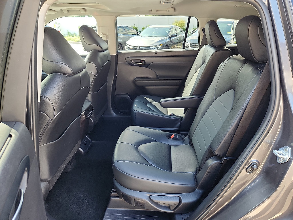 Certified 2025 Toyota Highlander XLE AWD/4WD image 10