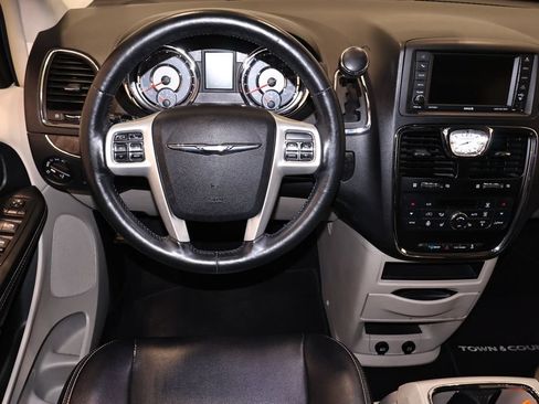 Used 2016 Chrysler Town & Country Touring w/ Driver Convenience Group FWD image 22