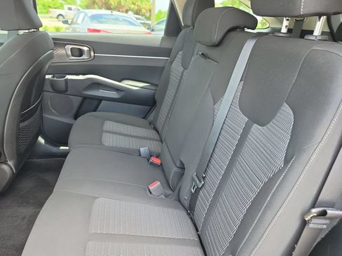 Used 2022 Kia Sorento LX FWD image 11
