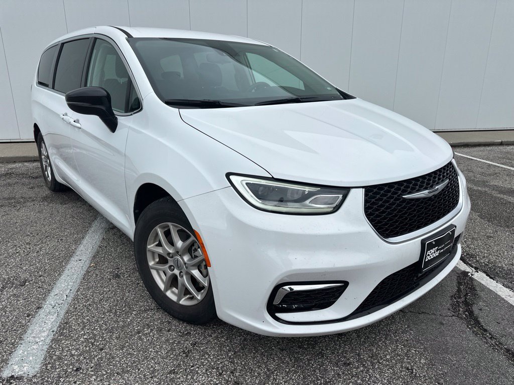 Used 2024 Chrysler Pacifica Touring-L FWD image 8