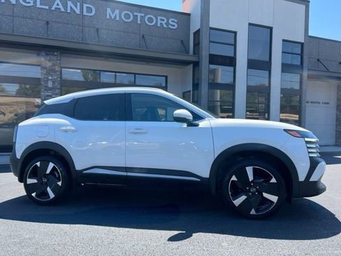 Used 2025 Nissan Kicks SR image 2