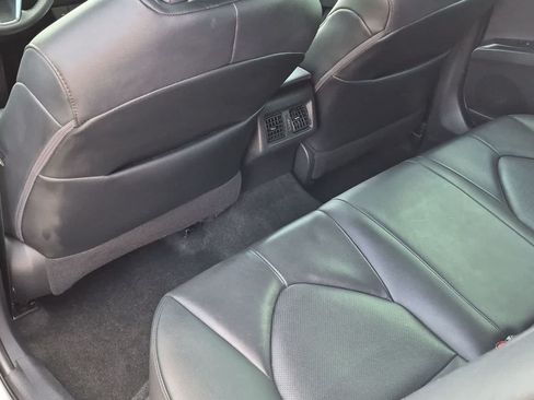 Used 2020 Toyota Camry XLE FWD image 18