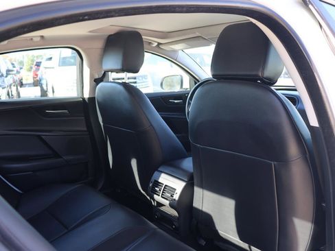 Used 2019 Jaguar XE Premium image 15