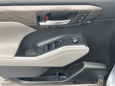 Used 2023 Toyota Highlander Limited image 15