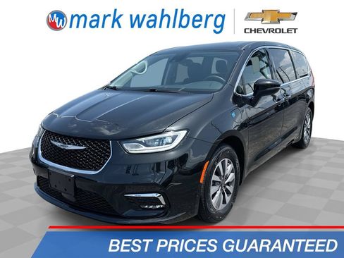 Used 2023 Chrysler Pacifica Touring-L FWD image 1