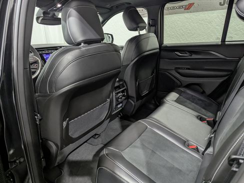 Used 2024 Jeep Grand Cherokee Altitude image 11