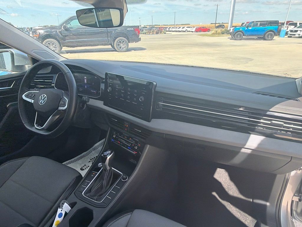 Used 2025 Volkswagen Jetta SE FWD image 32