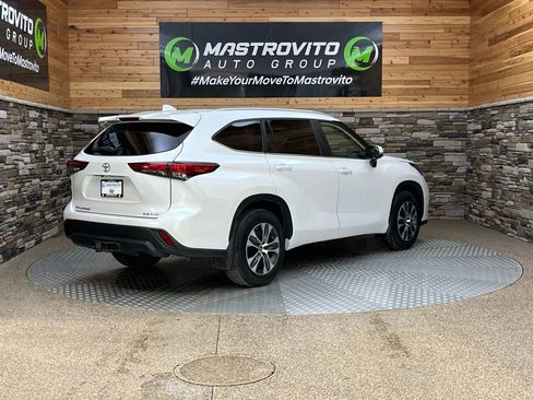 Used 2023 Toyota Highlander XLE AWD/4WD image 13