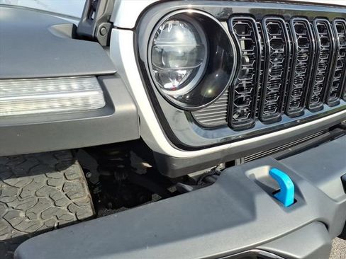 Used 2024 Jeep Wrangler Unlimited AWD/4WD image 3