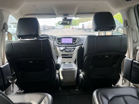 Used 2023 Chrysler Pacifica Touring-L FWD image 47