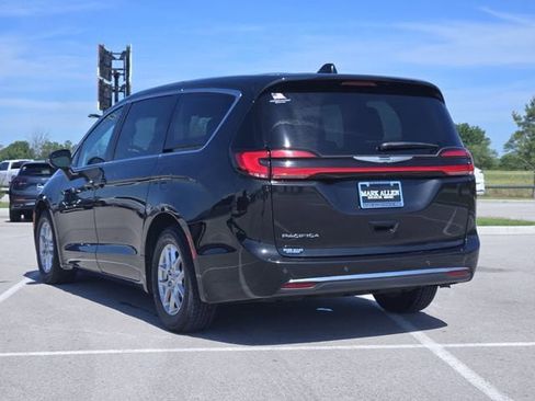 Used 2023 Chrysler Pacifica Touring-L FWD image 5