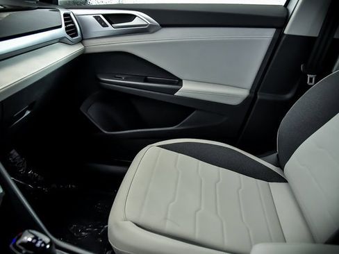 Certified 2025 Volkswagen Taos SE w/ Panoramic Sunroof Package image 16