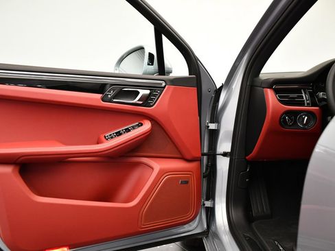 Certified 2026 Porsche Macan AWD/4WD image 35