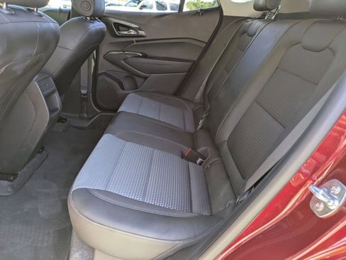 Used 2025 Chevrolet Trax LT w/ LT Convenience Package image 28