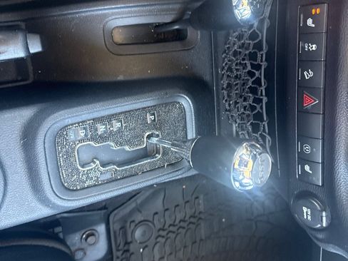 Used 2015 Jeep Wrangler Unlimited Rubicon w/ Connectivity Group AWD/4WD image 25