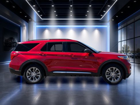 Used 2022 Ford Explorer XLT w/ Equipment Group 202A RWD image 3