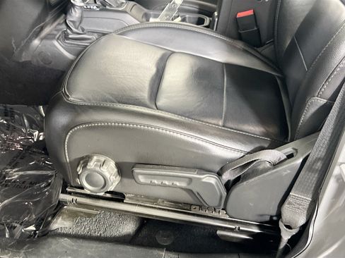 Used 2020 Jeep Wrangler Unlimited Sahara AWD/4WD image 19