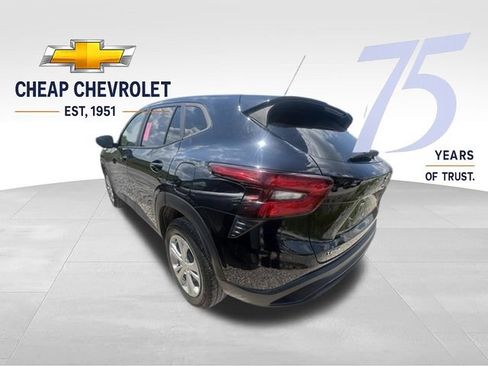 Used 2024 Chevrolet Trax LS FWD image 2