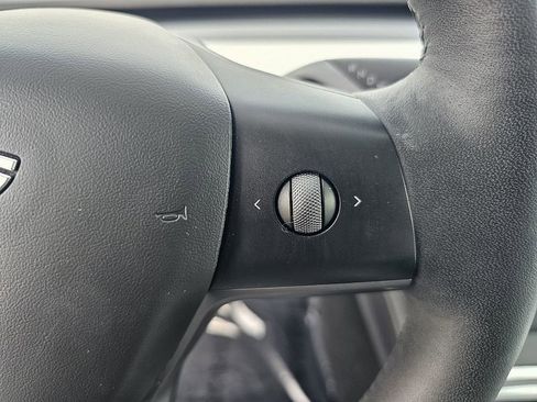 Used 2022 Tesla Model Y Long Range image 32