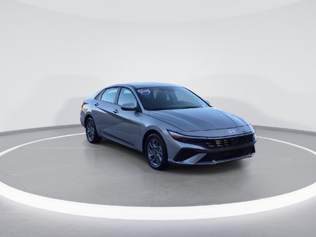 Used 2026 Hyundai Elantra Hybrid FWD image 2