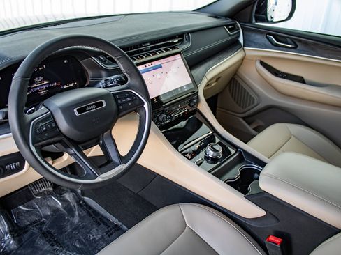 Used 2024 Jeep Grand Cherokee Limited image 18