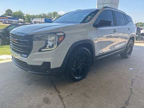 Used 2023 GMC Terrain SLE w/ Elevation Edition FWD image 3